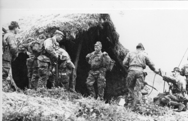 La C A découvre un camp rebelle sur la face ensoleillée du SIDI MAROUF Le Groupe de Commandement paras ALQUIERE ,(X) ,LISAN, Caporal VELUT,de dos : BARBET ,BOURDIN,ROSE "