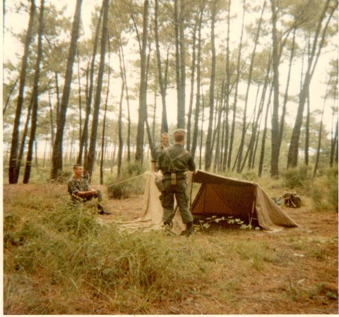 Bivouac dans les pins Les Sergents DULION,LELEU,COPIN montent leurs tentes " Bivouac dans les pins Les Sergents DULION,LELEU,COPIN montent leurs tentes "