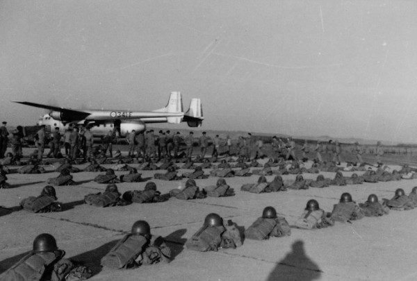 Zone d' embarquement d'UZEIN  les faisceaux de parachutes sont alignés