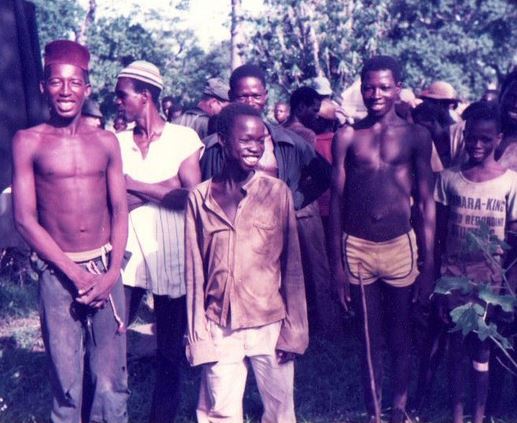 De bien sympathiques consultants L' homme de gauche est peut être coiffé de la chechia d'un de ses devanciers, ancien Tirailleur Africain !