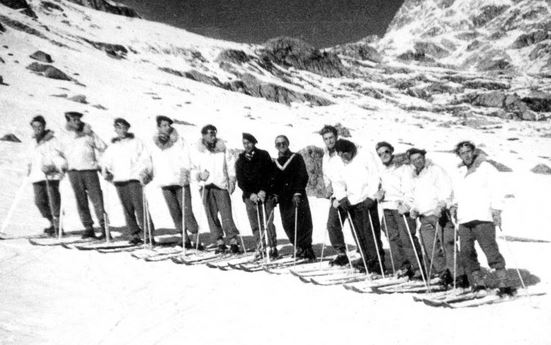 Skis aux pieds prets à dévaler la pente !!! Tous dans la mème tenue !! C' est un scoop !!