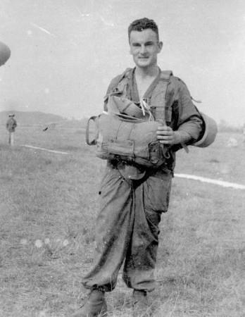 Un parachutiste Français  équipé de l' ensemble US T 5 .On voit son casque d' entrainement britannique derrière le coude gauche  