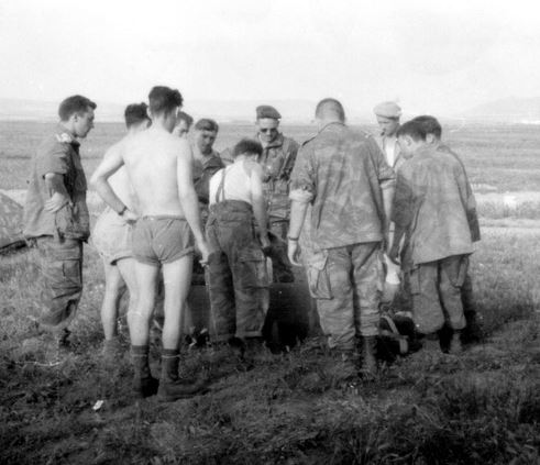 Des ateliers de confection des gaines collectives sont organisés .La tente en arrière plan à gauche indique que les sautant ont bivouaqué sur place la nuit du 5 au 6 Juin