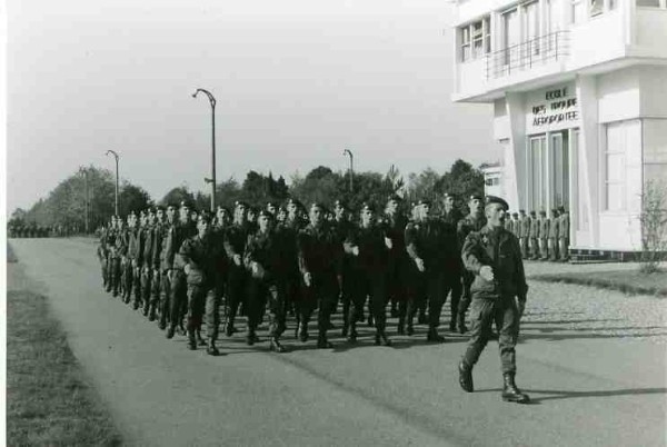 Sur le mème site ce n' est plus le Sergent mais le Lieutenant René FERRON qui défile fièrement à l' ETAP en tète de la Promotion de NOIR .Tous chantent à pleine voix le chant     compagnie - Les anciens - ...Comme quoi les réves se réalisent pour ceux qui croient en notre devise :JE VEUX JE PEUX .  