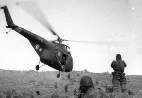 Un hélicoptère SIKORSKY livre le ravitaillement en zone opérationnelle entre DJEMINA et TADJMOUT 