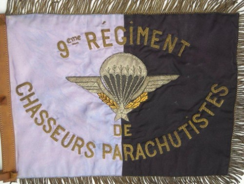 Cependant  après le retour d' ALGÉRIE  l'indicatif de la 2° n' étant plus AMARANTE mais NOIR ..Le passant compagnie , le foulard d'identification de la compagnie , l'indicatif radio de la compagnie étant NOIR , certains capitaines ont fait réaliser des Fanions à la nouvelle couleur de la 2° : NOIR " 