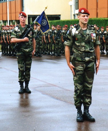 " Passation de Commandement à la 1° Compagnie .Colonel SERVERA dernier Chef de Corps . Foulards d' identification couleur BLANC pour la 1° compagnie dont c' est l'indicatif ."