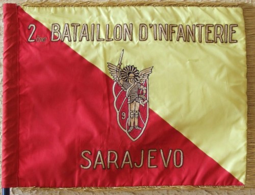L' avers est tranché aux couleurs du 9° R.C.P.ROUGE à la hampe et JAUNE aux parties flottantes 
