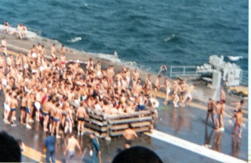 "Il semble que le cérémonial consiste à parquer les néophytes comme des moutons dans un espace clos puis à les arroser copieusement .." "Il semble que le cérémonial consiste à parquer les néophytes comme des moutons dans un espace clos puis à les arroser copieusement .."