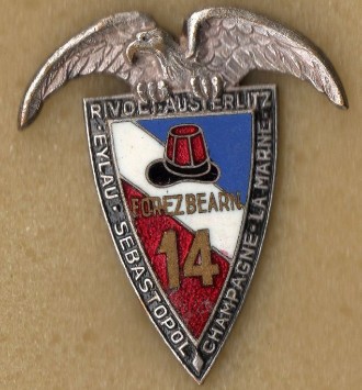 Insigne du 14° R.C.P.dont la symbolique résume l'histoire :Héritier de  FOREZ ,le Drapeau Tricolore ,La casquette du Père BUGEAUD qui commanda le Régiment ( 1814-1815) ,l' Aigle Impériale sauvée lors de la Bataille d' EYLAU , les Batailles inscrites au Drapeau ...quant à l'inscription BÉARN nous y revenons en fin de cette étude "   