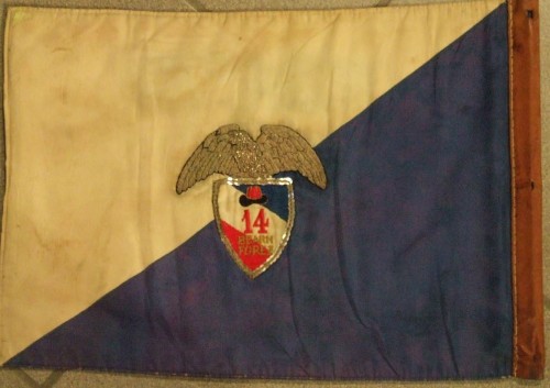 Le revers est orné de la reproduction de l'insigne du 14 . A noter que les inscriptions BÉARN et FOREZ ont été interverties  .