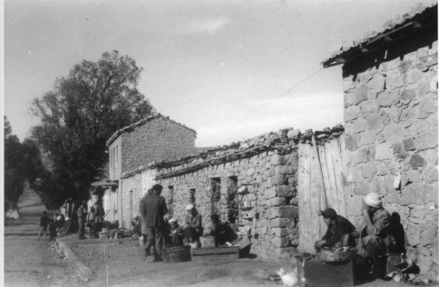 CM 03 - Novembre 1954, la rue d'un village dans les Aurès. CM 03 - Novembre 1954, la rue d'un village dans les Aurès.