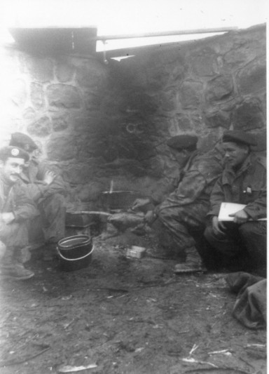 " BOU HAMAMA 8décembre 1954 Le coin cuisine d'une section de la 2° compagnie Caporal CHASSEREAU et sergent chef ? " " BOU HAMAMA 8décembre 1954 Le coin cuisine d'une section de la 2° compagnie Caporal CHASSEREAU et sergent chef ? "