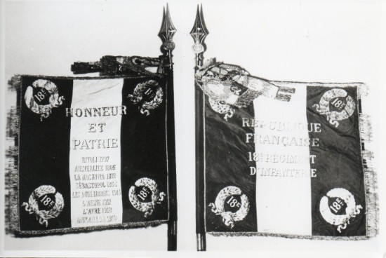 Le Drapeau du 18° Régiment d' Infanterie confié à la garde du 18° RCP Le Drapeau du 18° Régiment d' Infanterie confié à la garde du 18° RCP