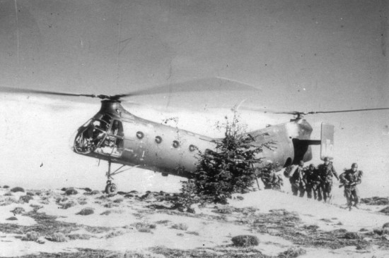 19 aout 1957 Sur le djebel CHELIA posé d'une banane amenant un renfort de la C.A. 19 aout 1957 Sur le djebel CHELIA posé d'une banane amenant un renfort de la C.A.