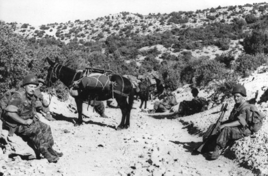 AURES les 2 et 3 Septembre 1957 Djebel TITOUGUELT Transport par "brèles "des tubes et munitions de la C.A. Sergent chef BLIMO AURES les 2 et 3 Septembre 1957 Djebel TITOUGUELT Transport par "brèles "des tubes et munitions de la C.A. Sergent chef BLIMO