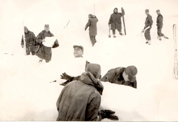 stage d'hiver au CEM de BARREGES .Construction d'un abri stage d'hiver au CEM de BARREGES .Construction d'un abri