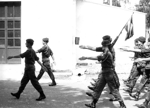 Défilé dans le CAMP d' IDRON en tète Lt de FRITSCH S/C G.DULION Porte Fanion , à sa droite Sgt BIHET - dit Mimile- Défilé dans le CAMP d' IDRON en tète Lt de FRITSCH S/C G.DULION Porte Fanion , à sa droite Sgt BIHET - dit Mimile-