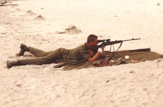 Le Parachutiste Erik BORSZCZ épaule un fusil  FRF 1 En arrière plan  AA 52 sur sa béquille