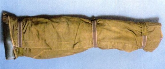   " Phases finales du conditionnement du Fusil Mitrailleur type MINIMI HERSTAL (cal 5,56 ) dans une gaine EL 34 "  
