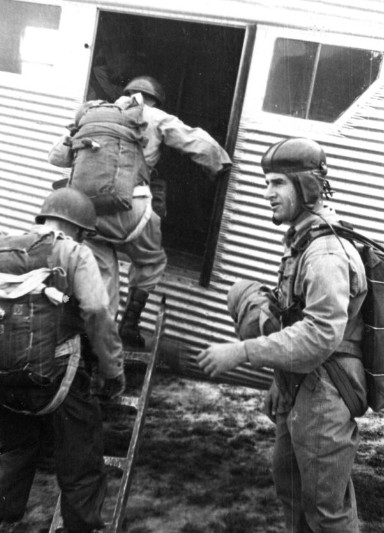 Chef Largueur revètu d'une combinaison de saut ,équipé pour un SOCR(saut à ouverture commandée retardée )Roger PHILIPPON vérifie les sautants à l' embarquement .