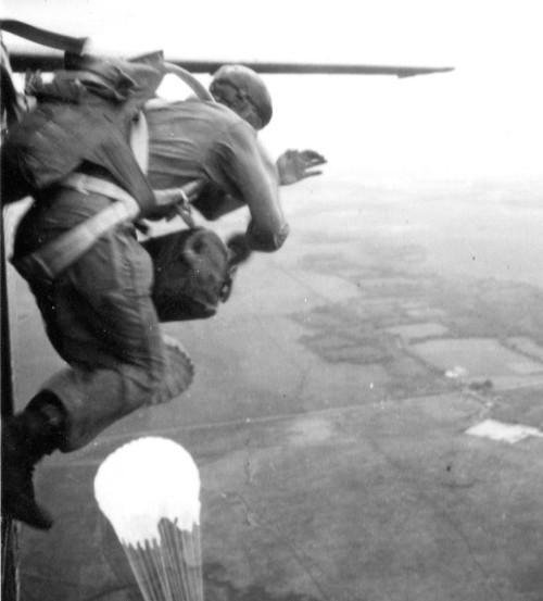 Belle sortie SOA du JU 52  On voit bien la sangle de fixation foncée du dorsal autour de la taille qui se distingue du harnais couleur claire .Le ventral tient par deux mousquetons au harnais Il n'y a pas de liaison dorsal - ventral ,ce dernier est flottant .Sortie en SOCR