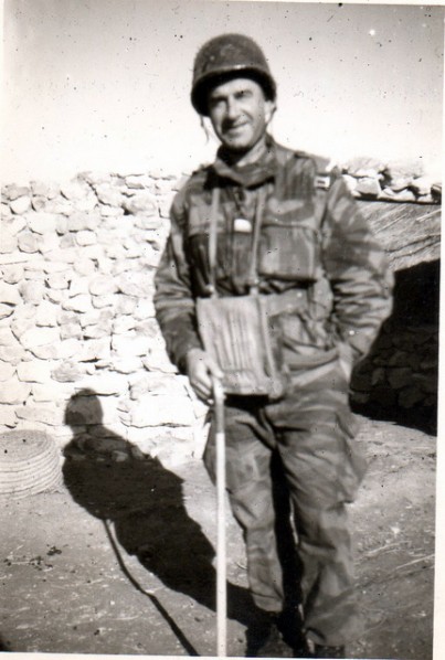 Le Capitaine Roger PHILIPPON Commandant la 4 ° compagnie .Il est coiffé du casque US (avec la trace du brevet en peinture blanche) du CES 3 de PAU . Sangle de transport autour du cou , un porte carte U.S.il a conservé l' habitude prise au LAOS de marcher avec une canne