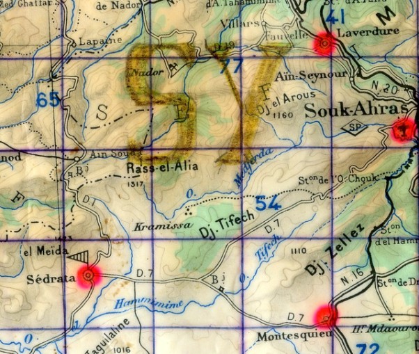 L' action se situe entre : Au Sud l'axe ZAROURIA - SEDRATA,au Nord le cours de l' Oued MEDJERDA .A l'Ouest la voie ferrée qui longe le barrage électrifié,à l' Est l'axe vertical séparant le croquis en deux L' action se situe entre : Au Sud l'axe ZAROURIA - SEDRATA,au Nord le cours de l' Oued MEDJERDA .A l'Ouest la voie ferrée qui longe le barrage électrifié,à l' Est l'axe vertical séparant le croquis en deux