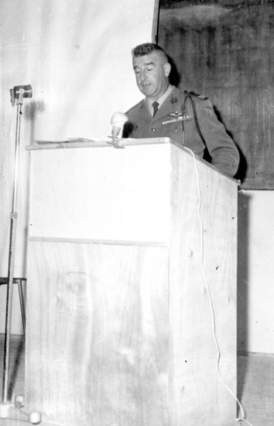 Le Capitaine Roger PHILIPPON affecté à l' Etat Major du 9° RCP prononce une conférence dans son domaine d' attribution : l'opérationnel Le Capitaine Roger PHILIPPON affecté à l' Etat Major du 9° RCP prononce une conférence dans son domaine d' attribution : l'opérationnel