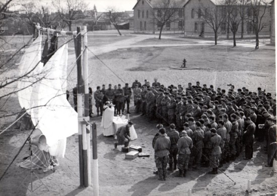 Face au premier obstacle du Parcours du Combattant -l' échelle - décoré de voiles de parachute un autel a été dressé . Face au premier obstacle du Parcours du Combattant -l' échelle - décoré de voiles de parachute un autel a été dressé .