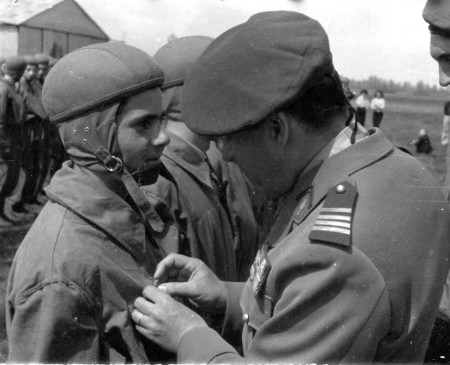 Un Commandant ( chef d' Escadron AUBY commandant la SSV ? )avec un beret trois pièces remet un Brevet Prémilitaire .Le récipiendaire est en combinaison de saut ce qui laisserait supposer qu'il fait partie du personnel de la SSV(?) Un Commandant ( chef d' Escadron AUBY commandant la SSV ? )avec un beret trois pièces remet un Brevet Prémilitaire .Le récipiendaire est en combinaison de saut ce qui laisserait supposer qu'il fait partie du personnel de la SSV(?)