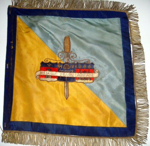n poignard ( de type U.S.car le nouveau 18°est équipé US) pointe vers le bas pourrait illustrer la mission d' Occupation initiale de l'Unité .Une accolade d'or rèunit trois blasons des provinces dont sont originaires les hommes du 18° recréé le 1°mars 1945 soit 800 Basques ,800 Béarnais ,800 Aquitains (500 GascoGuyennais et 300 Landais ) La symbolique de l' avers personnalisé est très forte Elle entretient le lien entre le Régiment et son bassin de recrutement .