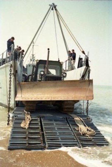 La plage  doit être sécurisée ( mines ) et une bande de roulement doit être aménagée ( ensablement des véhicule ) C' est la mission de ce bull