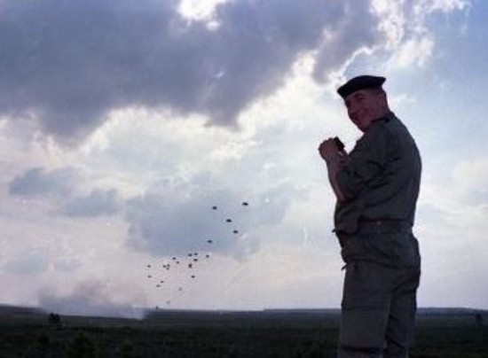  Le spectacle ne laisse pas indiffèrent le Général Inspecteur qui est un vieux parachutiste Il a succèdé au Capitaine BIZARD au commandement de l' Escadron du 1°R.C.P. en ALGERIE Il a aussi commandé le 9° R.C.P.à TOULOUSE