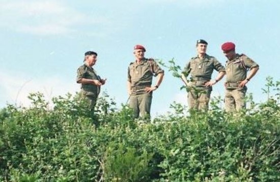 Depuis un observatoire naturel le Général GRANGER, Lieutenant Colonel BRESSE Chef du BOI, un officier d' Etat Major ,Le Colonel JP VOLA .suivent le largage d'un Sous Groupement Aéroporté sur la zone proche du Quartier SAUVAGNAC