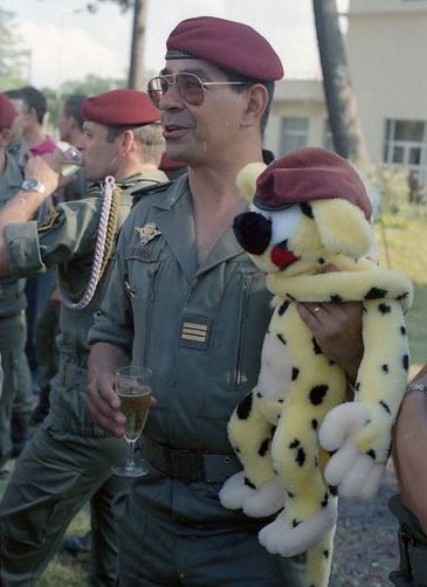 Le Capitaine SERROR ( breveté Moniteur Parachutiste) ne se sépare plus de la sympathique mascotte de la 4° 