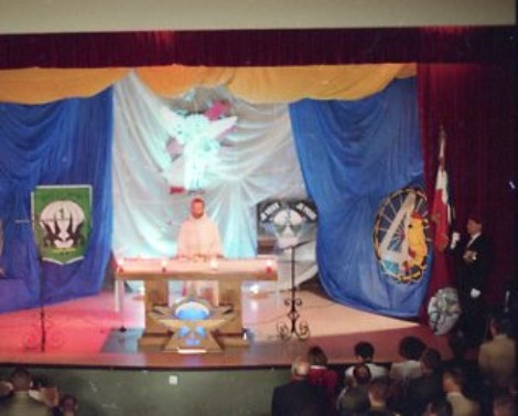 L'abbé Michel DUPUY ,aumonier catholique de la 11° Div Para célèbre l'office L'abbé Michel DUPUY ,aumonier catholique de la 11° Div Para célèbre l'office