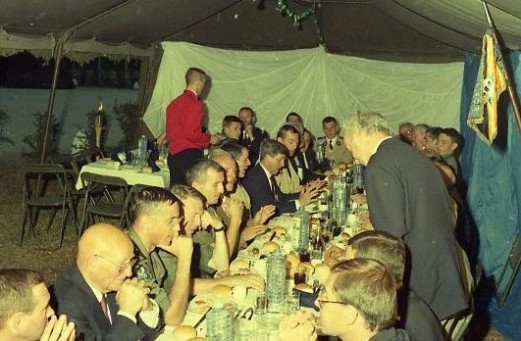 Le Colonel (er) R.FLAMENT fait un discours pour présenter le Musée des Parachutiste dont il est Directeur