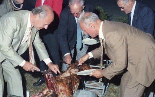 Le Lieutenant Colonel(er) J.BONGEOT tate de l'index le morceau qu'il va prélever Le Lieutenant Colonel(er) J.BONGEOT tate de l'index le morceau qu'il va prélever