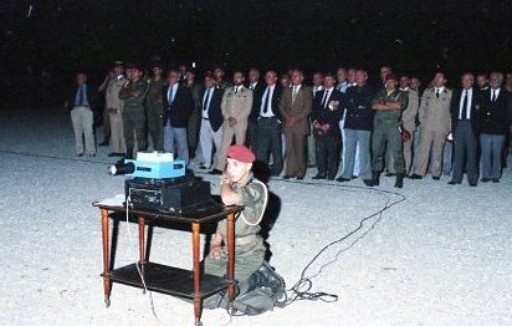 Devant une assistance attentive le projectionniste fait défiler les diapos Devant une assistance attentive le projectionniste fait défiler les diapos