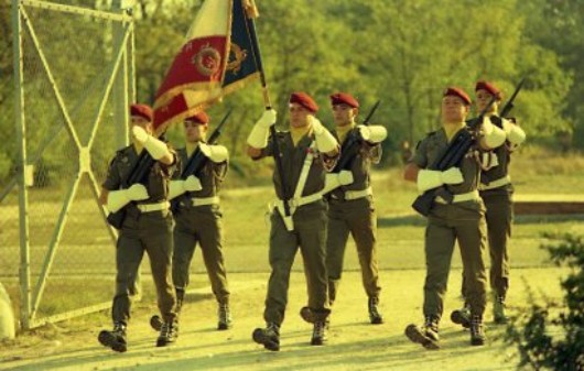 Le Drapeau du 1° R.C.P.va recevoir les Honneurs puis défiler devant les rangs du contingent 1988/08 Le Drapeau du 1° R.C.P.va recevoir les Honneurs puis défiler devant les rangs du contingent 1988/08