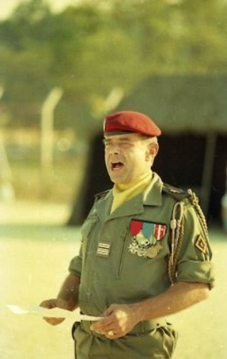 Le chef de Corps prononce avec conviction une alloction sur le thème du Drapeau et des Fourragères Le chef de Corps prononce avec conviction une alloction sur le thème du Drapeau et des Fourragères