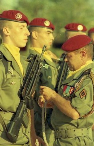 et à un parachutiste de la 3° Compagnie et à un parachutiste de la 3° Compagnie