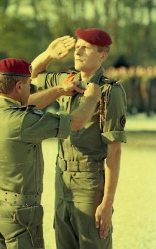 Puis il décore un Appelé Volontaire Parachutiste de la 12° Compagnie et un AVP de la CCS Puis il décore un Appelé Volontaire Parachutiste de la 12° Compagnie et un AVP de la CCS