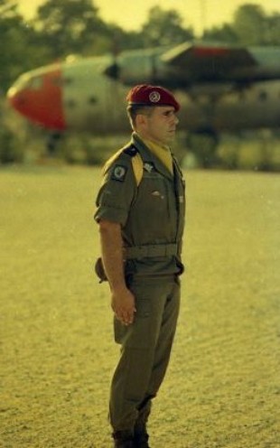 Le Capitaine MASSEY figé au garde à vous pendant la lecture de son Odre du Jour Le Capitaine MASSEY figé au garde à vous pendant la lecture de son Odre du Jour