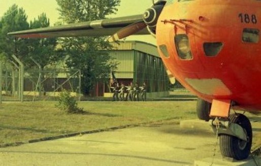 On observe que le Nord 188 a été restauré depuis le mois d' aout La peinture orange est nouvelle . On observe que le Nord 188 a été restauré depuis le mois d' aout La peinture orange est nouvelle .