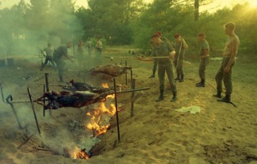 Des fosses à braises ont été creusées dans le sable Un système de broches assez élaboré est mis en oeuvre Des fosses à braises ont été creusées dans le sable Un système de broches assez élaboré est mis en oeuvre
