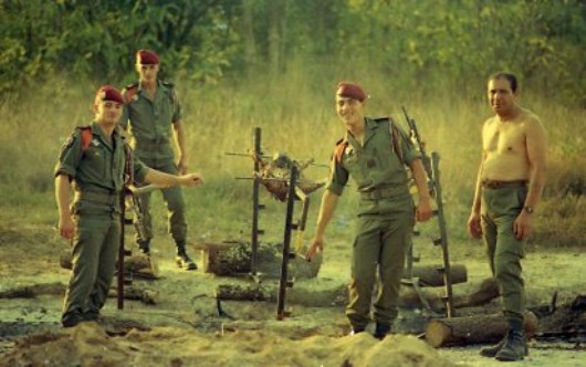 Elégants les Paras de la 12° Compagnie tournent la broche en tenue de parade Elégants les Paras de la 12° Compagnie tournent la broche en tenue de parade