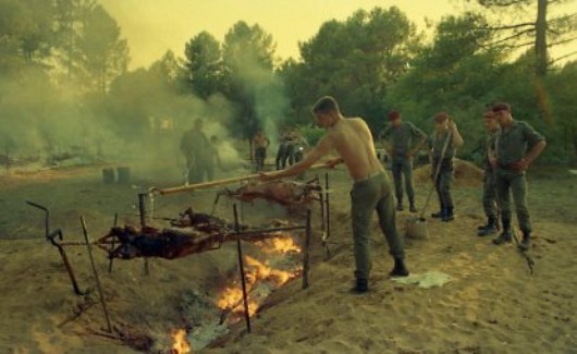 Certains arrosent le mouton au moyen d'un quart fixé au bout d'une perche Certains arrosent le mouton au moyen d'un quart fixé au bout d'une perche