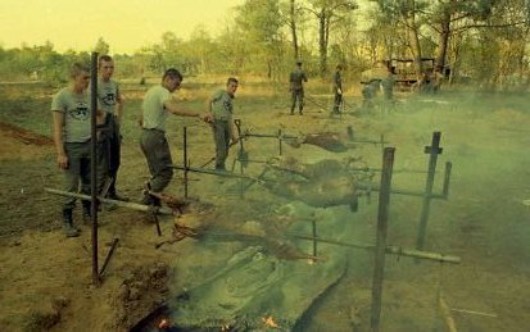 Une équipe porte le tee shirt de sport traditionnel du 1° RCP Une équipe porte le tee shirt de sport traditionnel du 1° RCP